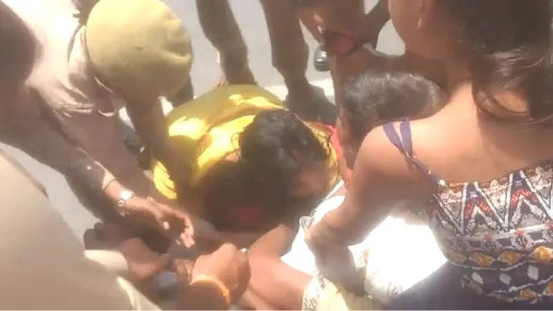 उन्नाव जिले में नहीं मिला न्याय तो परिवार पहुंचा लखनऊ, विधानसभा के बाहर दिया धरना