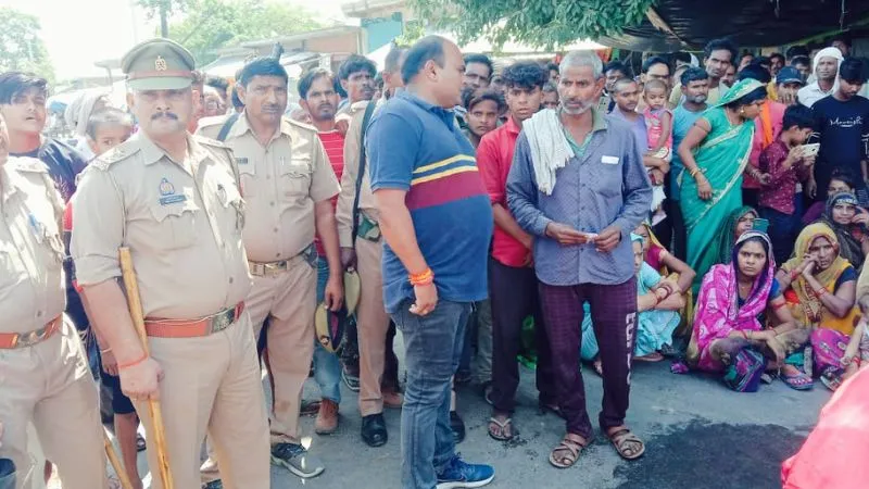 Unnao News : श्रमिक की मौत के बाद परिजनों ने रोड जाम कर किया हंगामा, संदिग्ध हालात में रोड किनारे मिला था शव