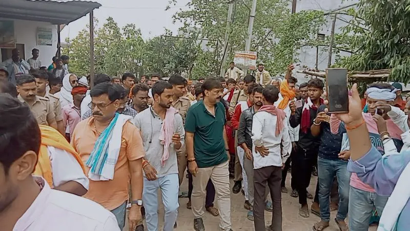 उन्नाव में संविदाकर्मी लाइन मैन का शव रखकर हंगामा, ट्रांसफार्मर की सीटी फटने से हुआ था घायल 