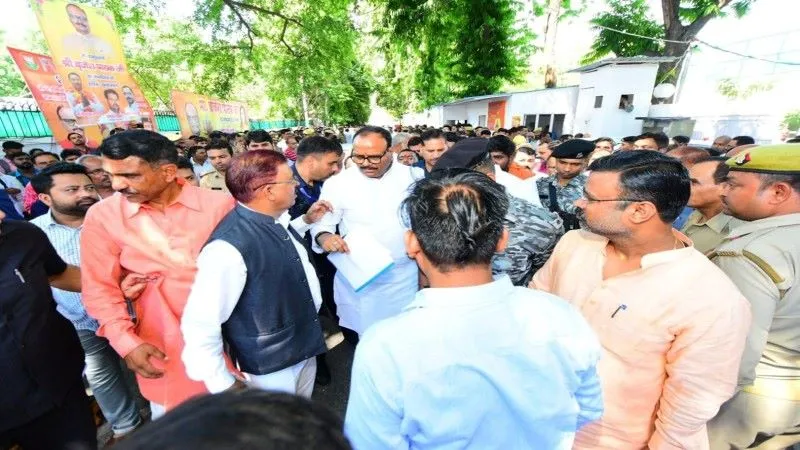 लखनऊ : कोरोना योद्धाओं को मिला एक माह का सेवा विस्तार, उप मुख्यमंत्री से स्वास्थ्यकर्मियों ने लगाई थी गुहार