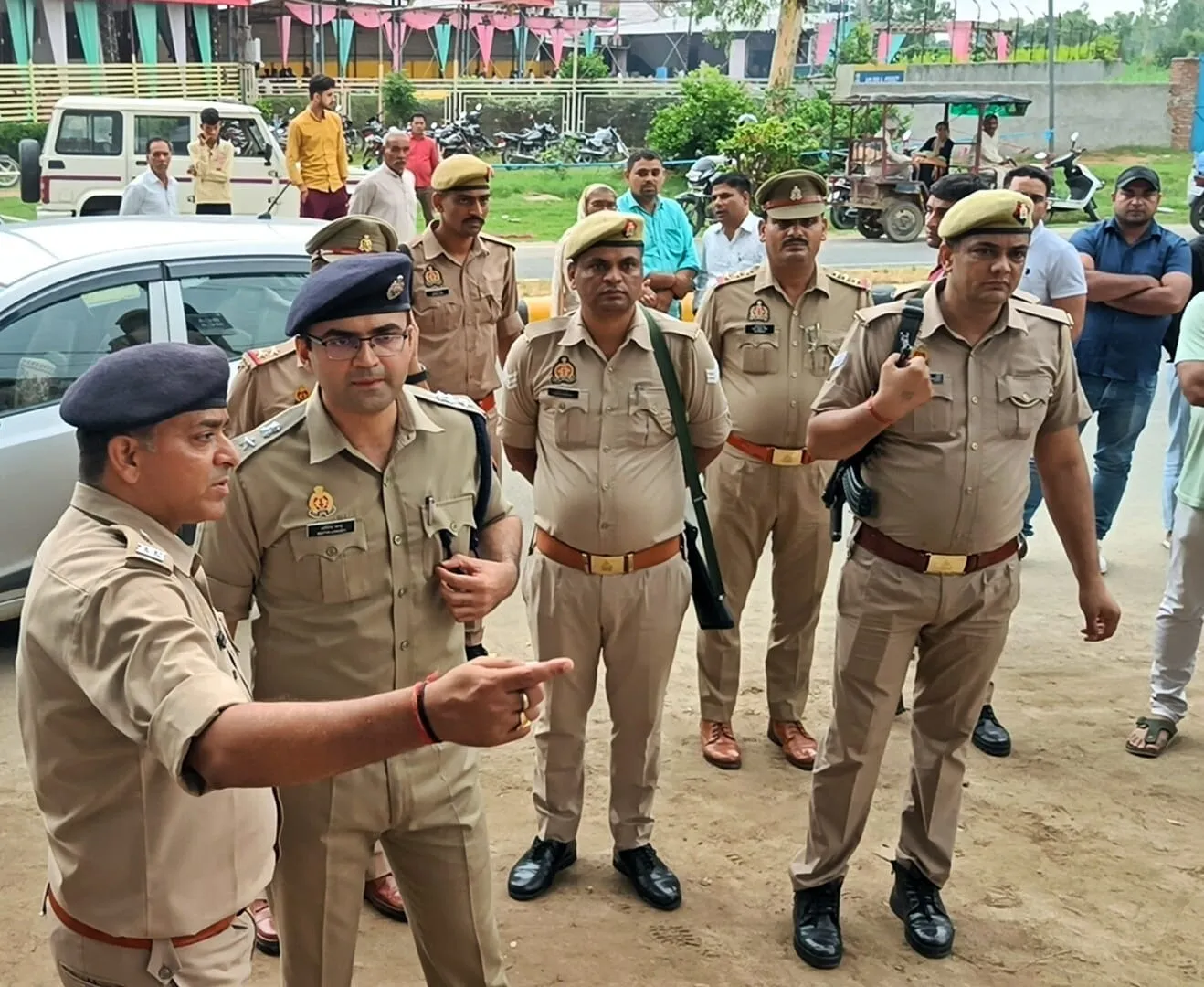 एसपी आदित्य लांग्हे और एडिशनल एसपी जानकारी लेते हुए।