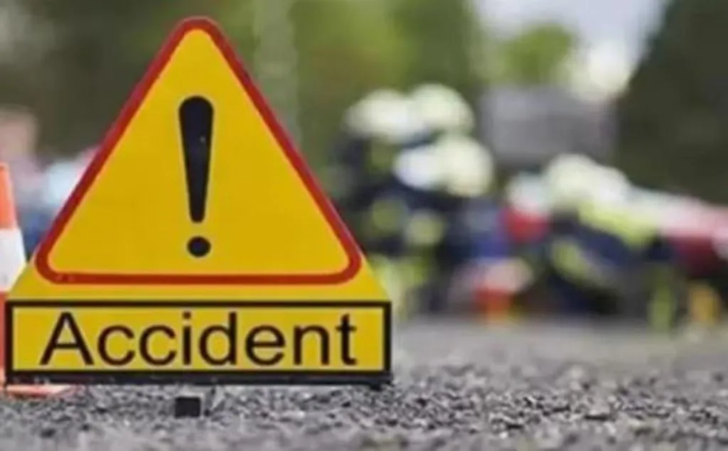 बिजनौर: निजी बस की टक्कर से दो युवकों की मौत, परिवार में मचा कोहराम