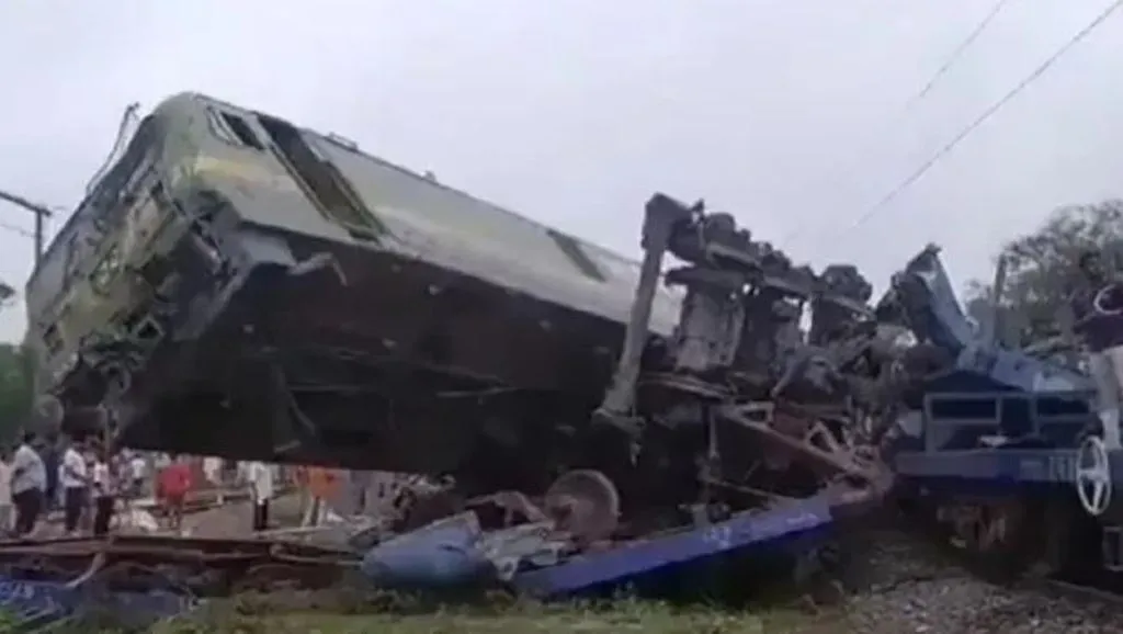 बंगाल के ओंडा में दो मालगाड़ियों के बीच टक्कर, 12 डिब्बे पटरी से उतरे