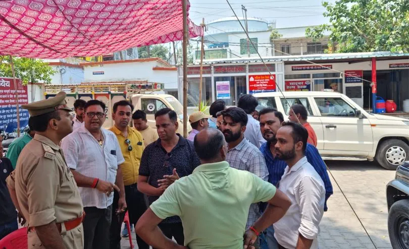 पीलीभीत: युवती को थाने लेकर पहुंचे हिंदू संगठन के कार्यकर्ता, बोले- धर्म परिवर्तन की थी तैयारी