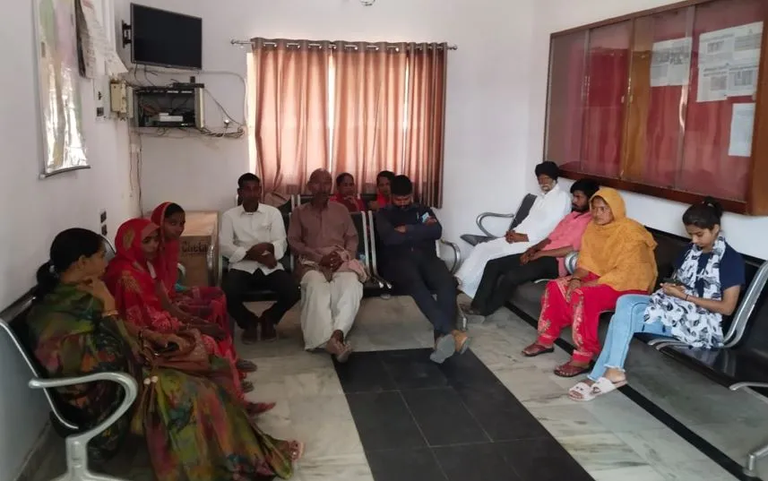 पीलीभीत: घंटों इंतजार कराने के बाद आए साहब, फरियादियों ने जताई नाराजगी 