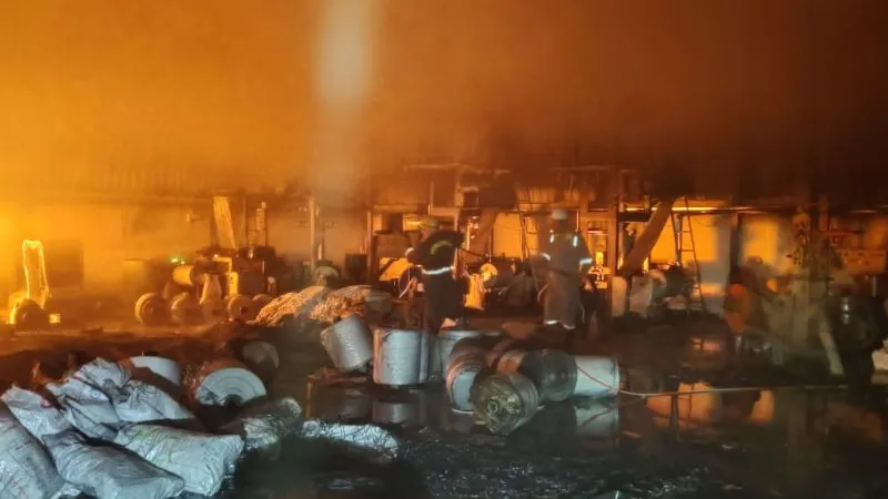 Kanpur Dehat Fire: प्लास्टिक फैक्ट्री में लगी भीषण आग, फायर ब्रिगेड ने कड़ी मशक्कत कर पाया काबू, लाखों का नुकसान