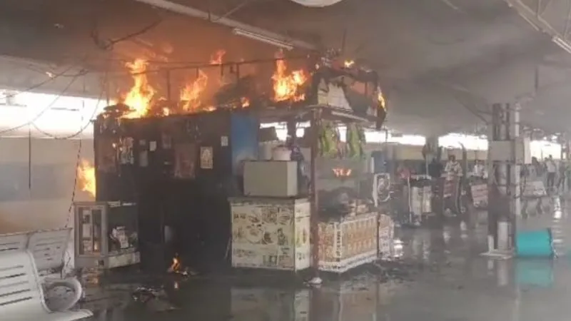 Kanpur: सेंट्रल स्टेशन के प्लेटफार्म-9 के एक स्टॉल में लगी आग, इलेक्ट्रिक वायर जलने से हुए तेज धमाके, यात्रियों में मची अफरा-तफरी