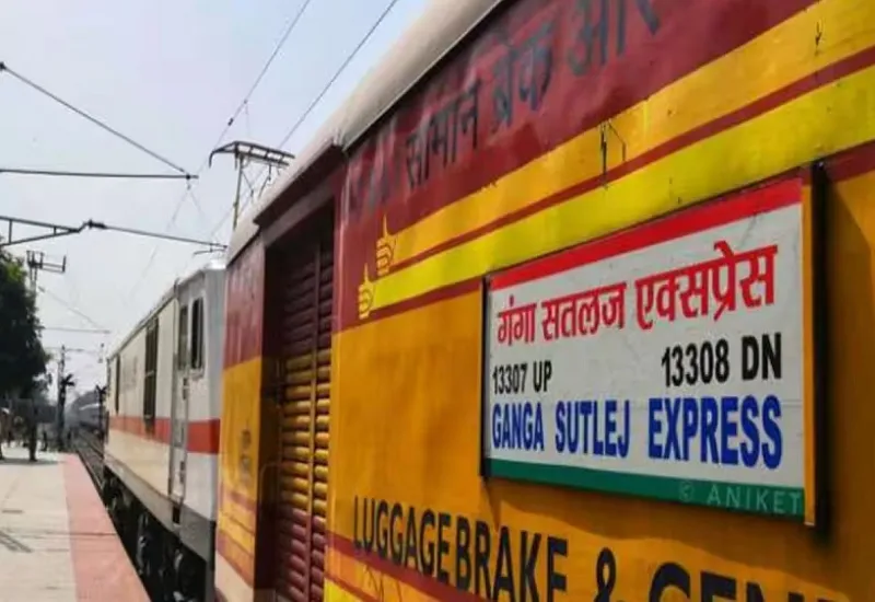 रामपुर : सांड से टकराई किसान एक्सप्रेस, एक घंटे रुकी ट्रेन...पांच घंटे 45 मिनट की देरी से बरेली जंक्शन पहुंची 