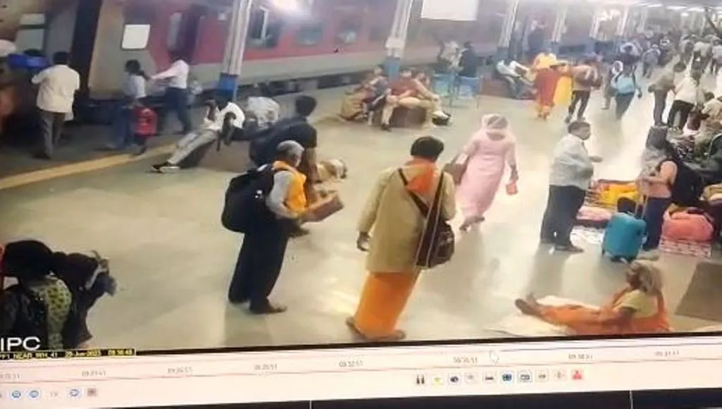 बरेली: राप्ती गंगा एक्सप्रेस से गिर रही बुजुर्ग यात्री की आरपीएफ सिपाही ने बचाई जान, घटना CCTV में कैद 