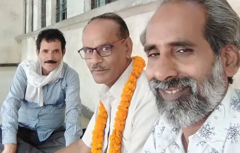 बरेली: शोषण उत्पीड़न के खिलाफ अनिश्चतकालीन हड़ताल पर बैठे सचिव हरीश मौर्या