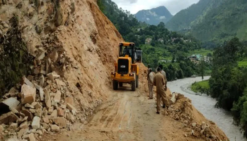 रानीखेत: पांच साल से बदहाल पंतकोटुली-वलना मार्ग पर अब पैदल चलना भी दूभर 