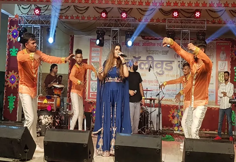 मुरादाबाद : 'मुन्नी बदनाम हुई डार्लिंग तेरे लिए' पर ममता के ठुमकों ने मचाया धमाल, झूमे श्रोता