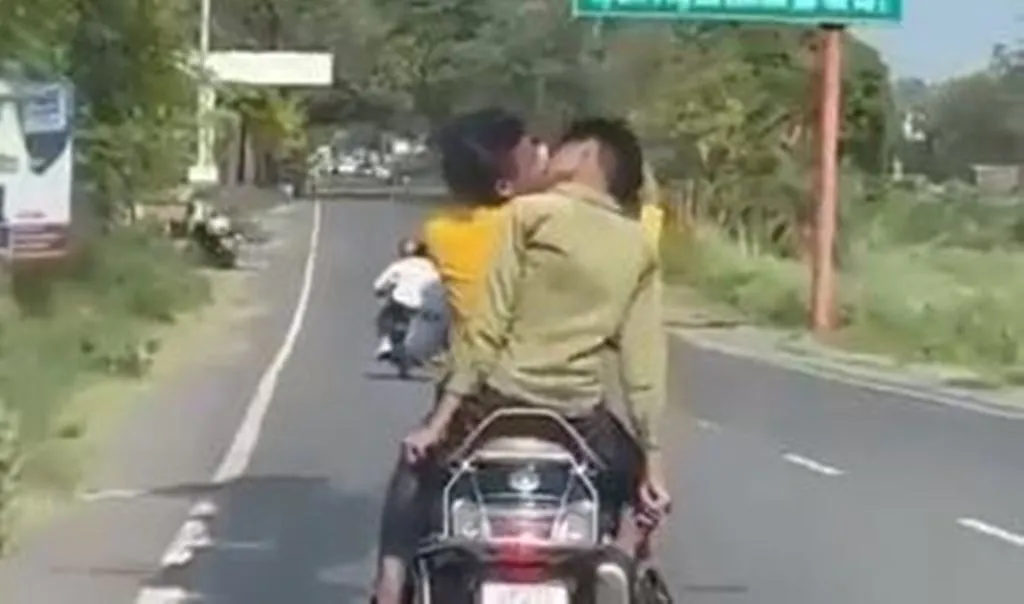 Rampur: हाइवे पर चलती बाइक पर एक दूसरे को Kiss कर रहे युवक...VIDEO VIRAL