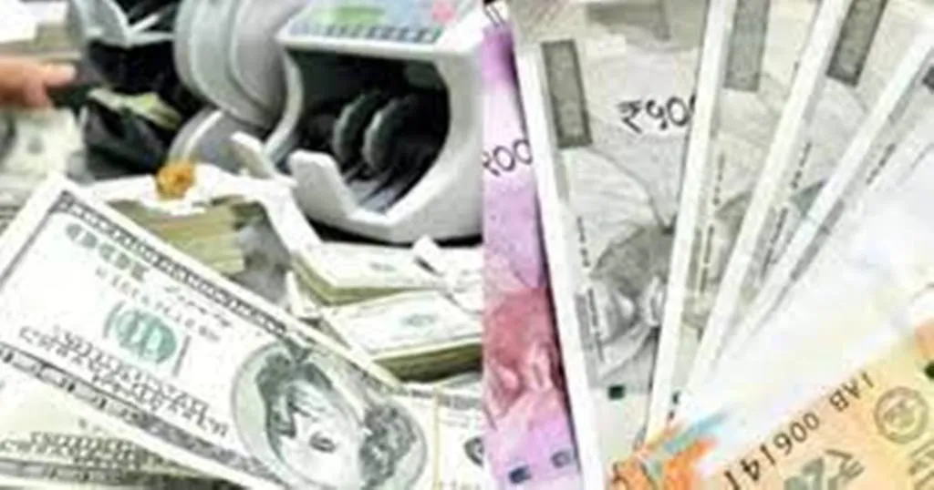 शुरुआती कारोबार में अमेरिकी डॉलर के मुकाबले रुपया छह पैसे गिरकर 81.96 पर