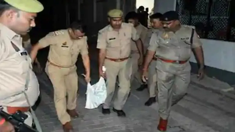 कानपुर देहात : सराफा व्यापारी से 50 किलो चांदी लूटने में कोतवाल व दरोगा गिरफ्तार