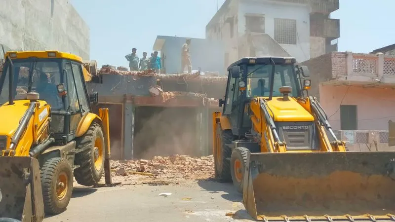 Chitrakoot News: सपा नेता फराज खान के घर चला बुलडोजर, निखत-अब्बास मुलाकात में मदद का आरोपी है