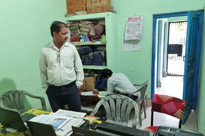 पीलीभीत: कोई भी काम हो कराना सचिव न मिलें तो प्राइवेट कर्मचारी के पास जाना, जानिए क्या है खेल