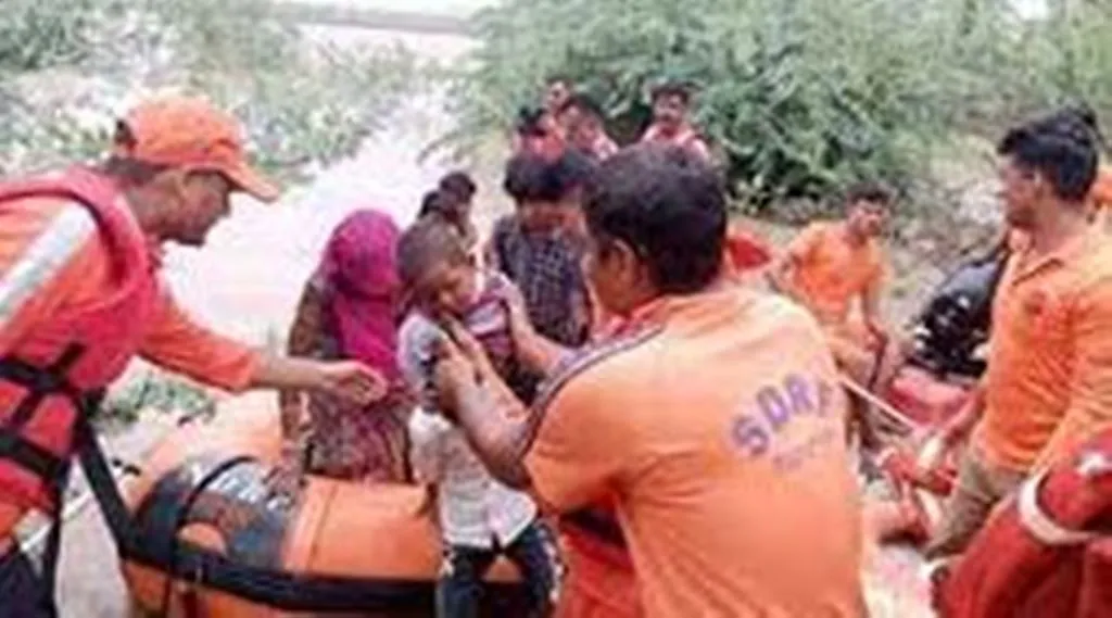एसडीआरएफ ने बाड़मेर के धोरीमन्ना क्षेत्र में पानी मे फंसे 20 लोगों को सुरक्षित निकाला 