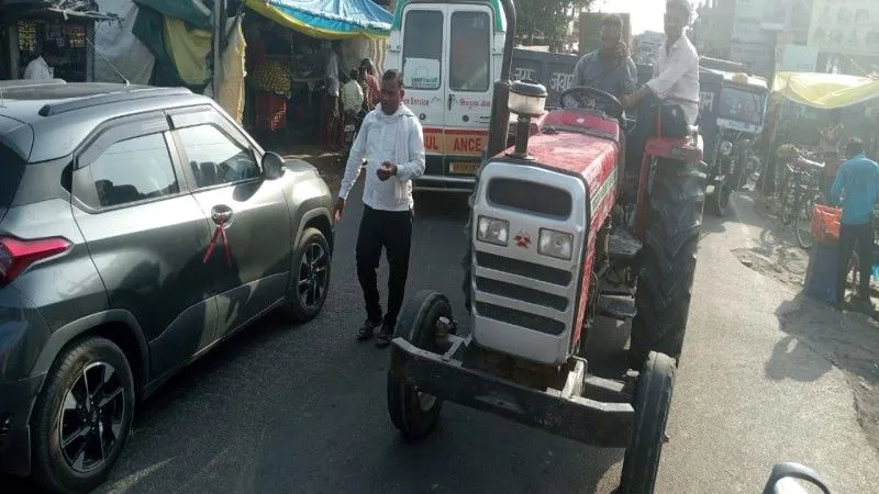 रायबरेली : अतिक्रमण से छोटी हो गई सड़क, जाम से बचो तो जाने