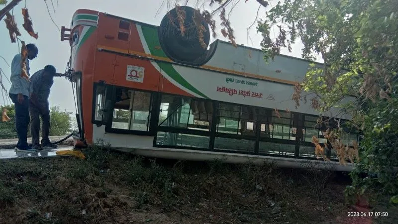 जालौन : हाईवे पर तेज रफ्तार रोडवेज की बस पलटी, 14 यात्री घायल