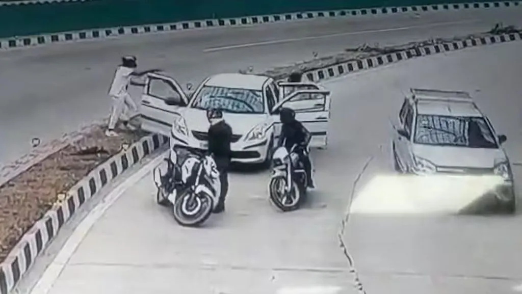 दिल्ली में दिनदहाड़े हथियारों के बल पर 2 लाख की लूट, घटना CCTV में हुई कैद 