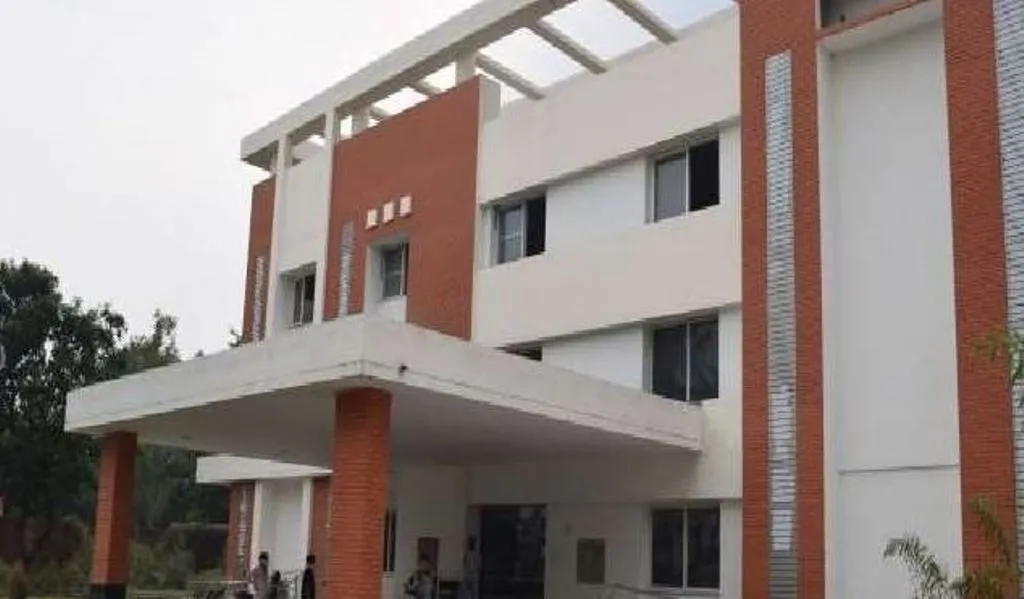 बरेली: तीन सौ बेड कोविड अस्पताल में दवाओं का टोटा, भटक रहे मरीज