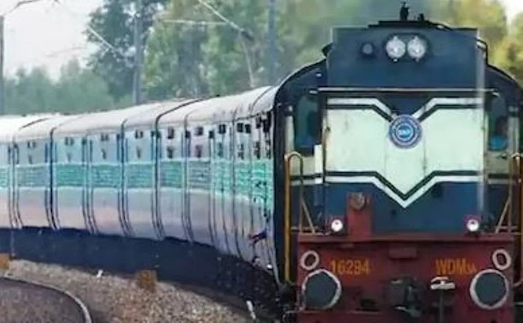बरेली: गर्मी में ट्रेनों में खराब हो रही यात्रियों की तबीयत, सफर के दौरान बढ़ीं उल्टी और पेट दर्ज जैसी शिकायतें 