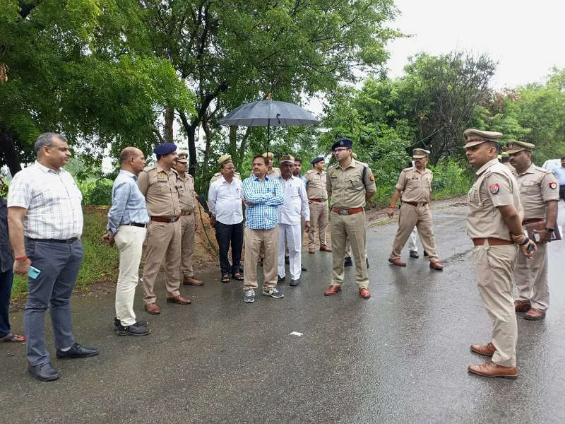 अमरोहा : 'शिव भक्तों को जलाभिषेक में न हो दिक्कत', डीएम-एसपी ने किया कांवड़ मार्ग का निरीक्षण