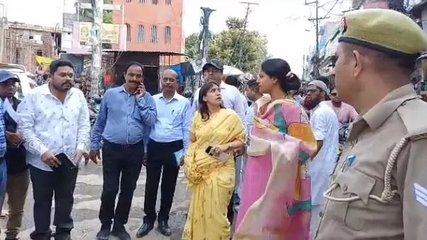 कुतुबखाना पुल निर्माण को लेकर निरीक्षण करने पहुंचीं मंडलायुक्त सौम्या अग्रवाल