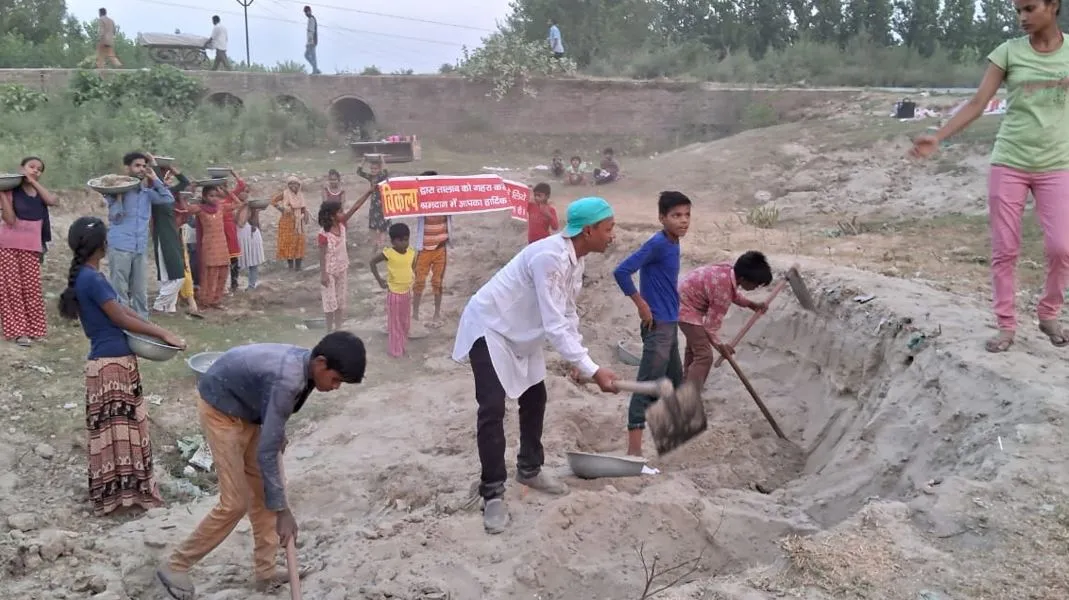 बरेली: श्रमदान से तालाब का जीर्णोद्धार, दूर तक पहुंच रही विकल्प संस्था की गूंज