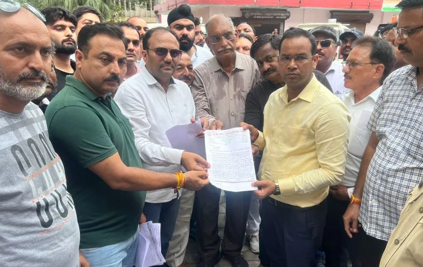 शाहजहांपुर: सीवरेज की खुदाई के बीच बारिश से नरक हुआ शहर, व्यापार मंडल लामबंद