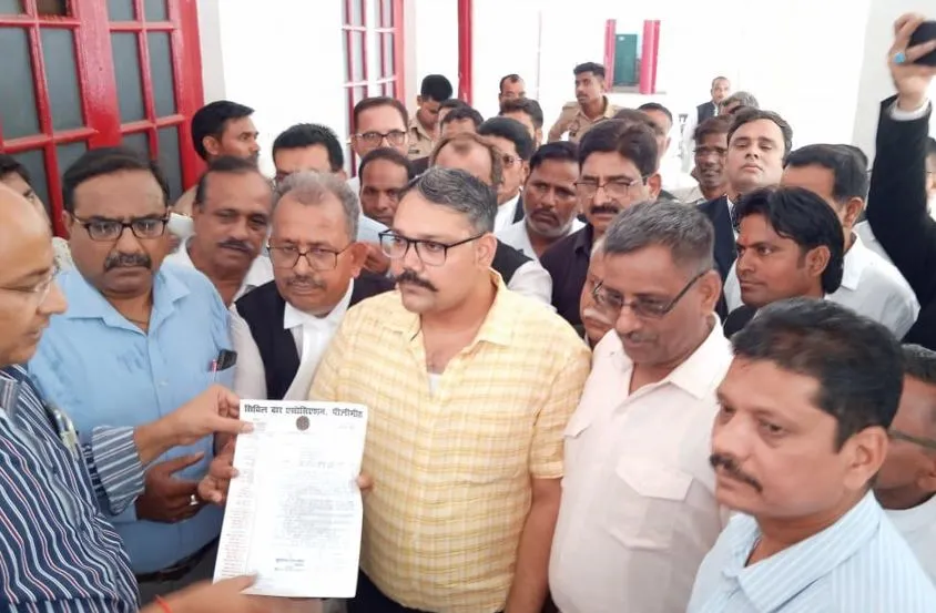पीलीभीत: जब हड़ताल पर चले गए तीन बार संगठन, जमकर प्रदर्शन कर सौंपा ज्ञापन...जानिए पूरा मामला 