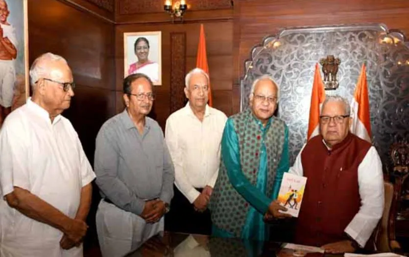 राज्यपाल मिश्र को डॉ. बंसल ने की ‘अथाई के स्वर’ पुस्तक की प्रथम प्रति भेंट  