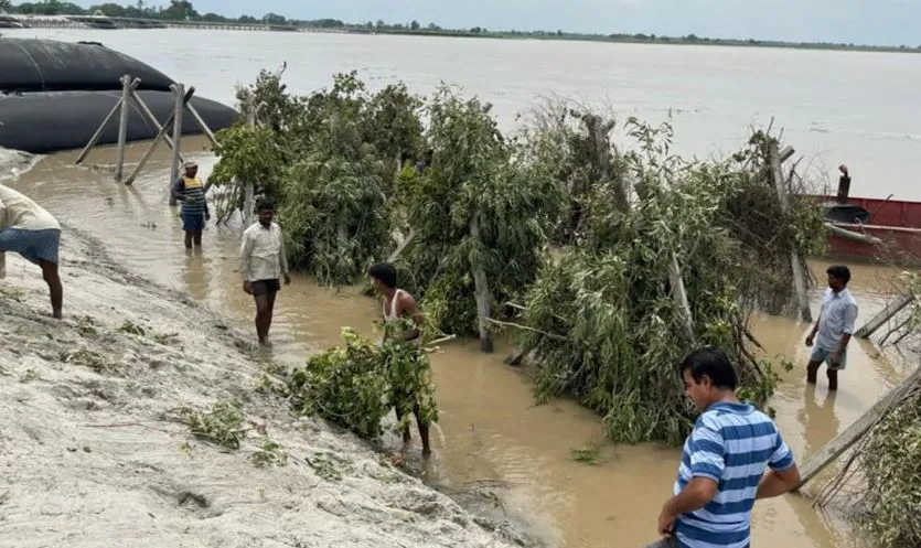 कासगंज: अभी से मिलन को आतुर हैं पतित पावनी की दो धार, तीसरी का रुख अलग, जानिए क्या है मामला