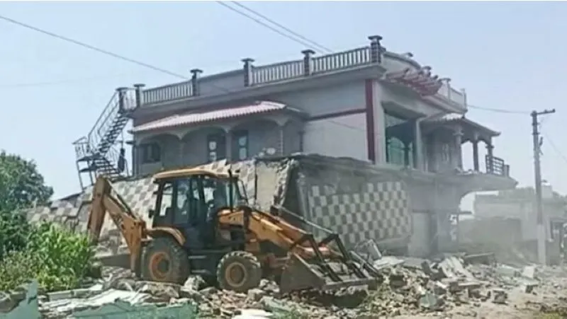 देहरादून: सरकारी भूमि पर अतिक्रमण करने वाले गैंगस्टर के आवास पर हुआ ध्वस्तीकरण