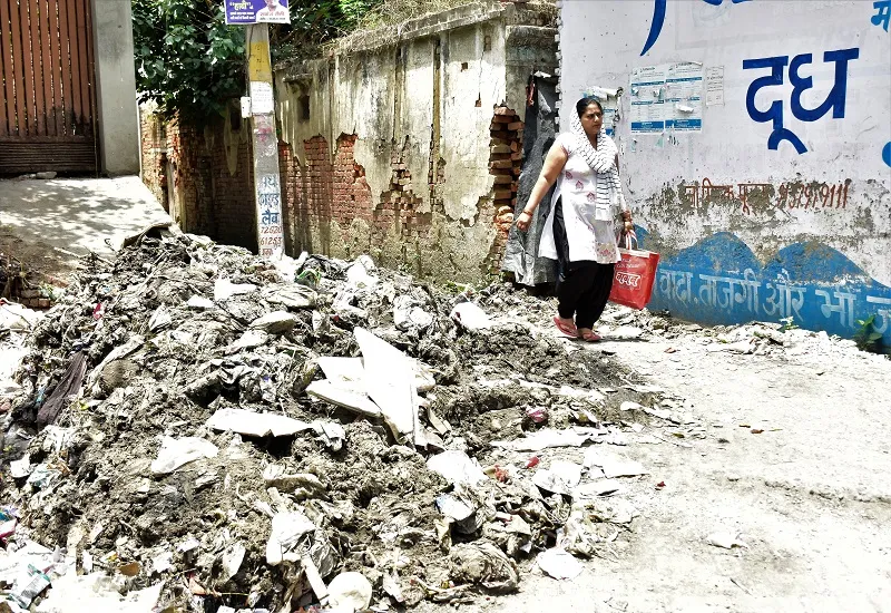 सुनिए पार्षद जी....नालियों की गंदगी व कूड़ा सड़क पर छोड़ देते हैं सफाई कर्मी, बदबू से लोगों का जीना मुहाल