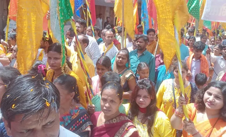 पीलीभीत: श्याम भक्तों ने निकाली निशान यात्रा, भक्तिमय हुईं सड़कें