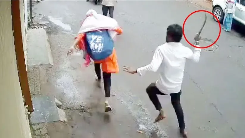 एकतरफा प्यार का ये कैसा इजहार...युवती पर कर दिया धारदार हथियार से वार, देखें वीडियो