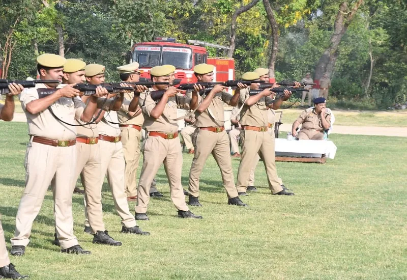 रामपुर : पुलिस लाइन में एसपी ने ली परेड की सलामी, दिए दिशा निर्देश