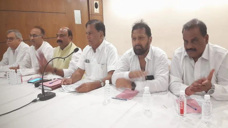 प्रयागराज : व्यापारियों ने आनलाइन ट्रेडिंग के विरोध में प्रधानमंत्री व 100 सांसदों को भेजा पत्र 