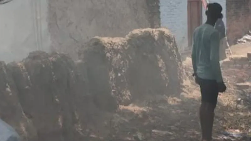 Fatehpur News : नाराज बेटे ने घर में लगाई आग, ग्रामीणों की सजगता से बड़ा अग्निकांड होते बचा, जानिए पूरा मामला