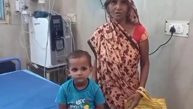 Farrukhabad : आंगन में खेल रहे मासूम ने रेंगता देखा सांप, मुंह से चबा-चबाकर मार डाला, फिर जो हुआ जानकर हो जाएंगे हैरान