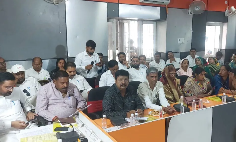 पीलीभीत: बिना कमीशन पास नहीं होती आरईएस दफ्तर से फाइल, सचिव अभद्रता पर उतारू...जानिए क्या है मामला 