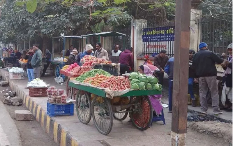 हल्द्वानी: फुटपाथ खाली कराओ, 10 हजार का जुर्माना लगाओ