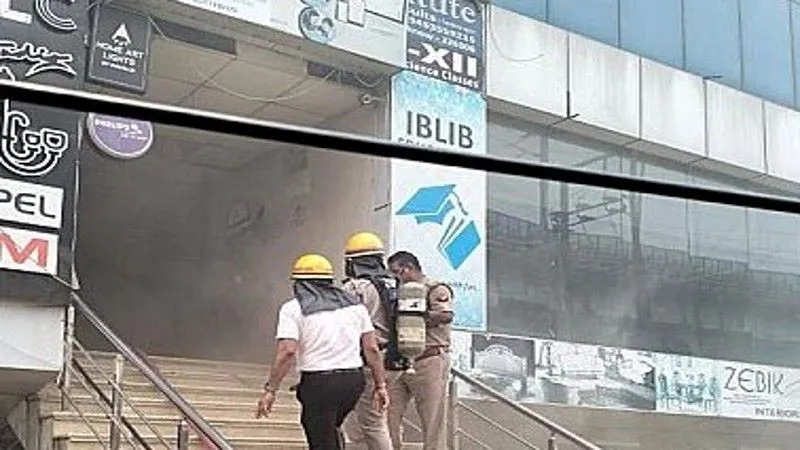 लखनऊ में कामर्शियल कॉम्प्लेक्स में लगी आग, दमकल की कई गाड़ियां आग बुझाने में जुटी