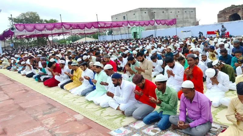 Bakrid 2023 : Farrukhabad में मुल्क में अमन शांति की दुआ के लिए उठे हजारों हाथ, फोर्स रहा मुस्तैद