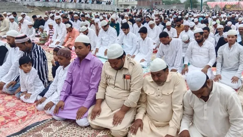 Bakrid 2023 : Fatehpur में कुर्बानी के त्यौहार में बकरीद की नमाज अदा करने को इबादतगाहों में दिखा हुजूम