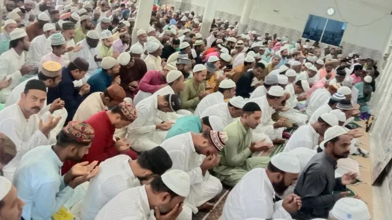 Bakrid 2023 : Mahoba में हर्षोउल्लास से मनाया बकरीद का त्योहार, पाकीजगी के साथ अदा की नमाज