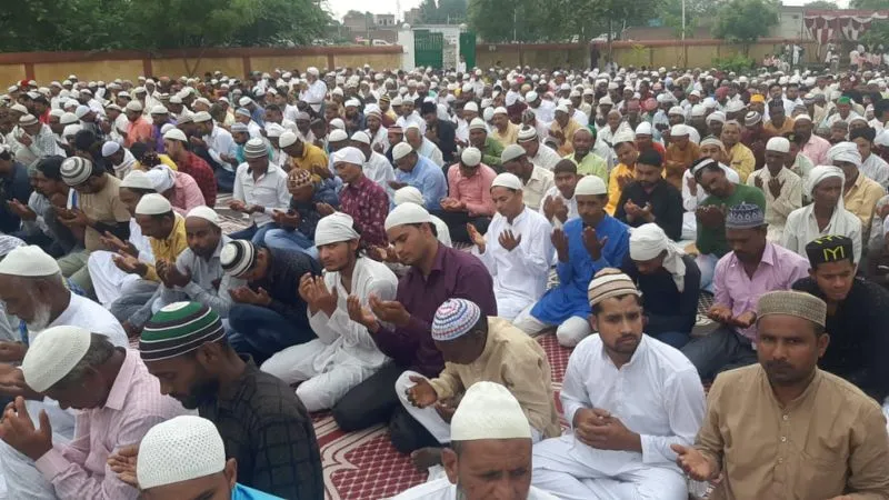 Bakrid 2023 : Etawah में आपसी सौहार्द के साथ मना बकरीद पर्व, हजारों जानवरों की हुई कुर्बानी, प्रशासन रहा अलर्ट