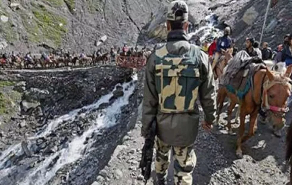 अमरनाथ यात्रा: सुरक्षा काफिले में शामिल वाहन सड़क से फिसला, तीन लोग घायल 